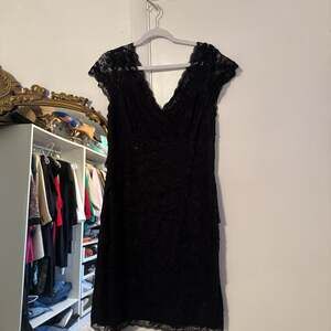 Marina Black Sequin Beaded Stretch Lace V Neck Short Sleeve Dress Size 4 Petite